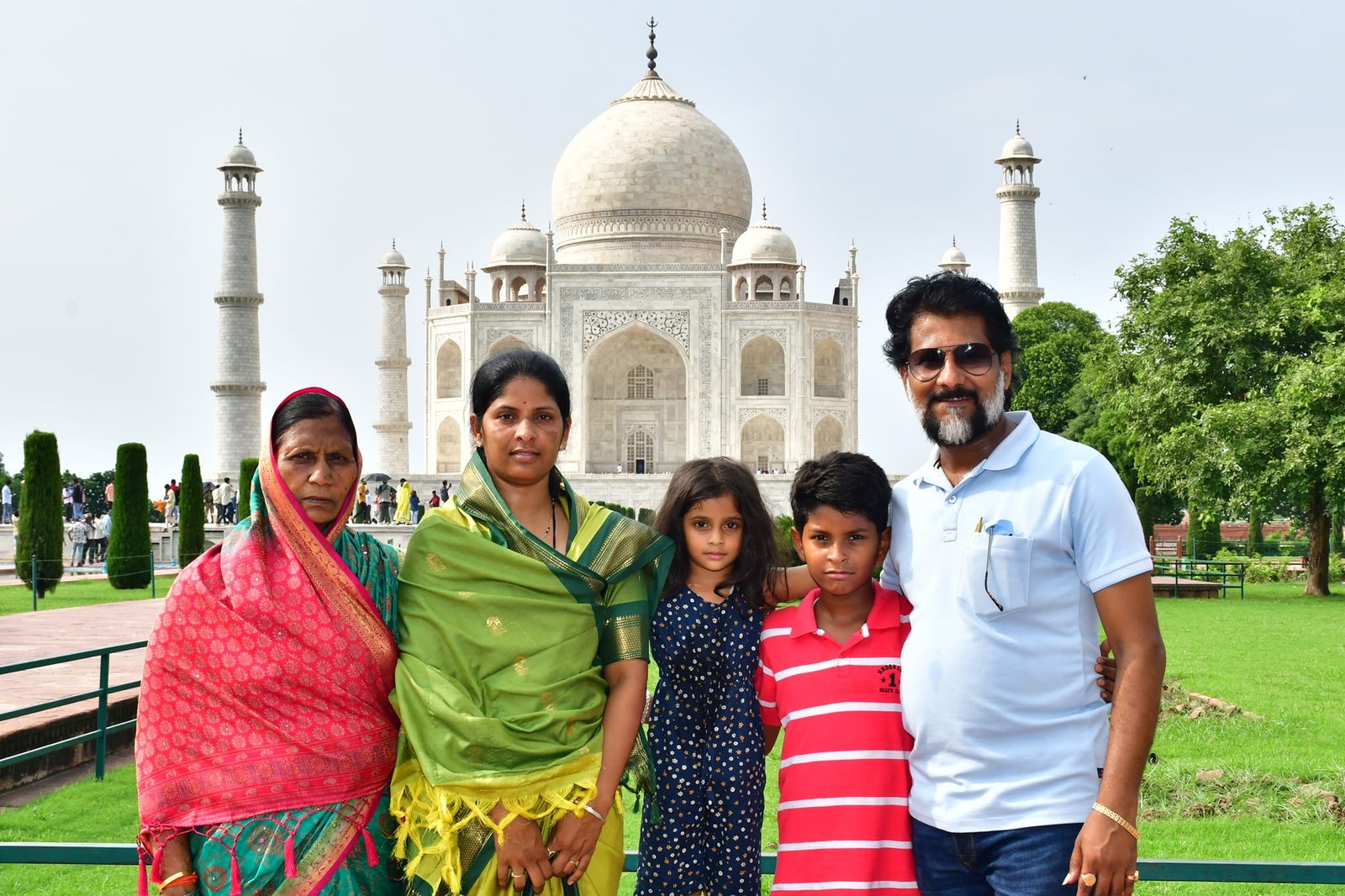 Family from Gurgaon traveling to Taj Mahal by taxi on one day trip from Gurgaon to Agra