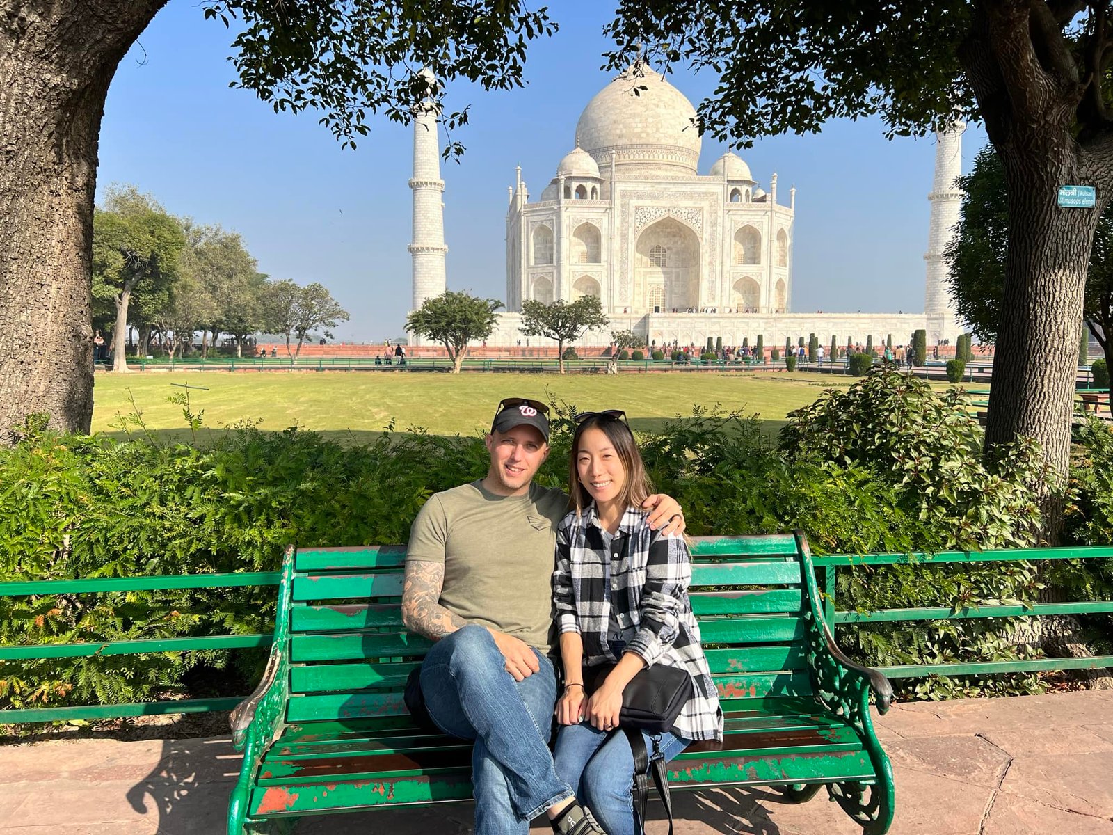 Couple in Taj Mahal picture