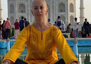 agra day tour photo tourist in taj mahal