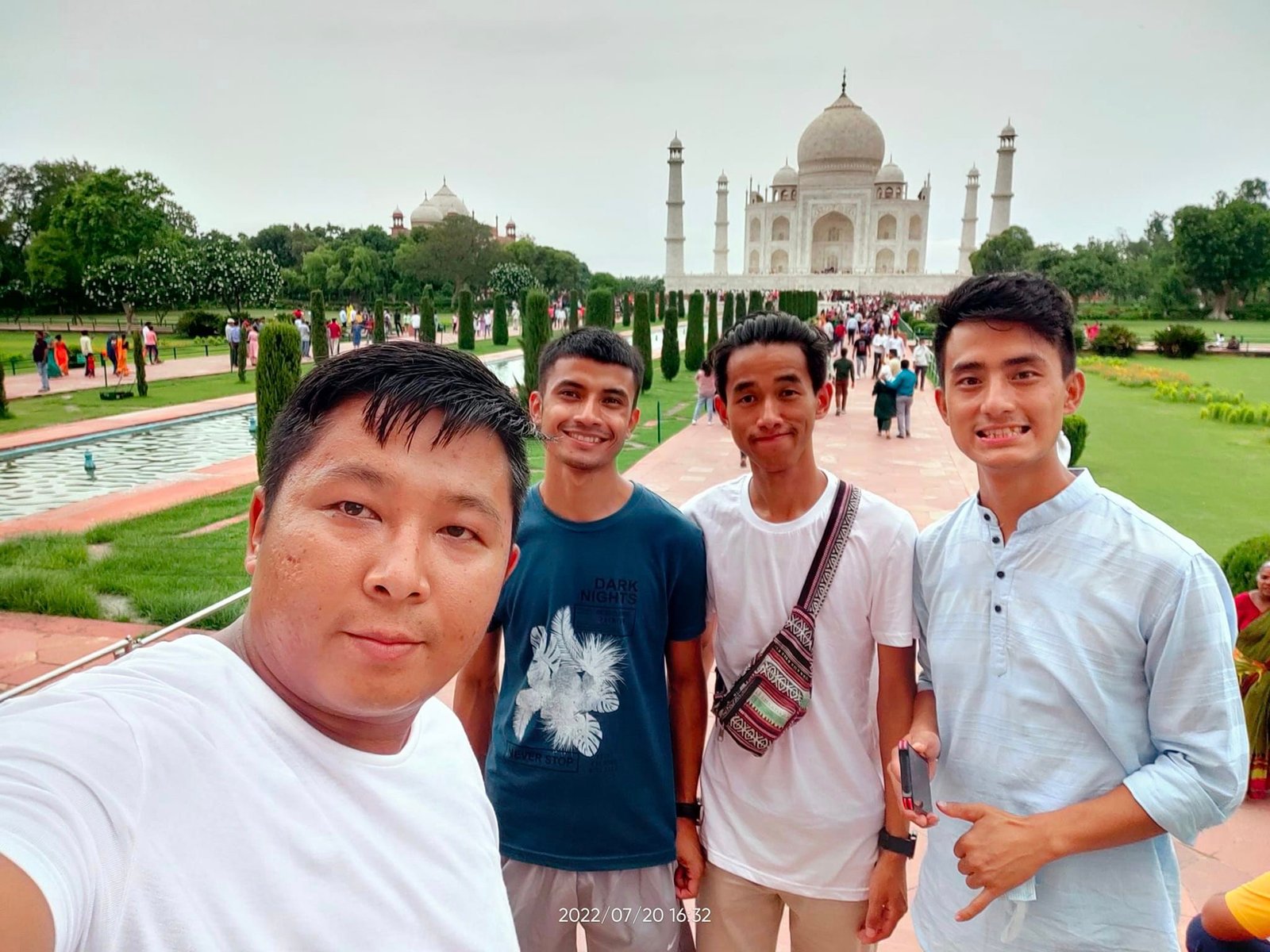 taj mahal day tour picture with taj mahal cabs